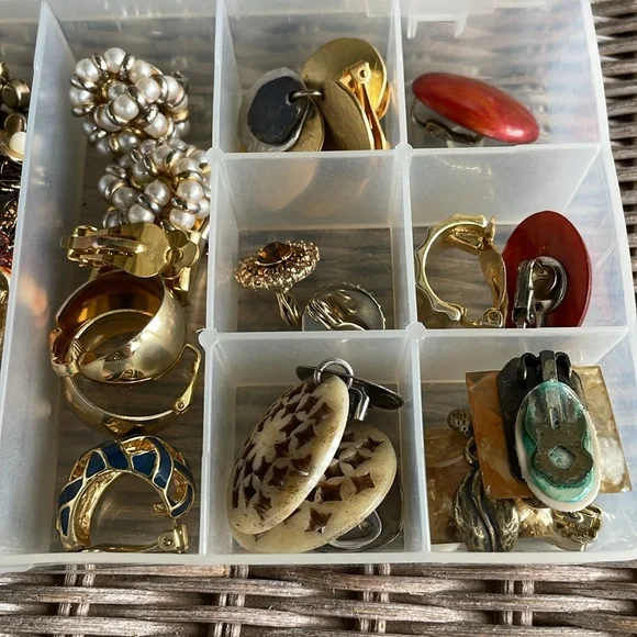 LOT 2 - Clip Earrings - Picture 4 of 4